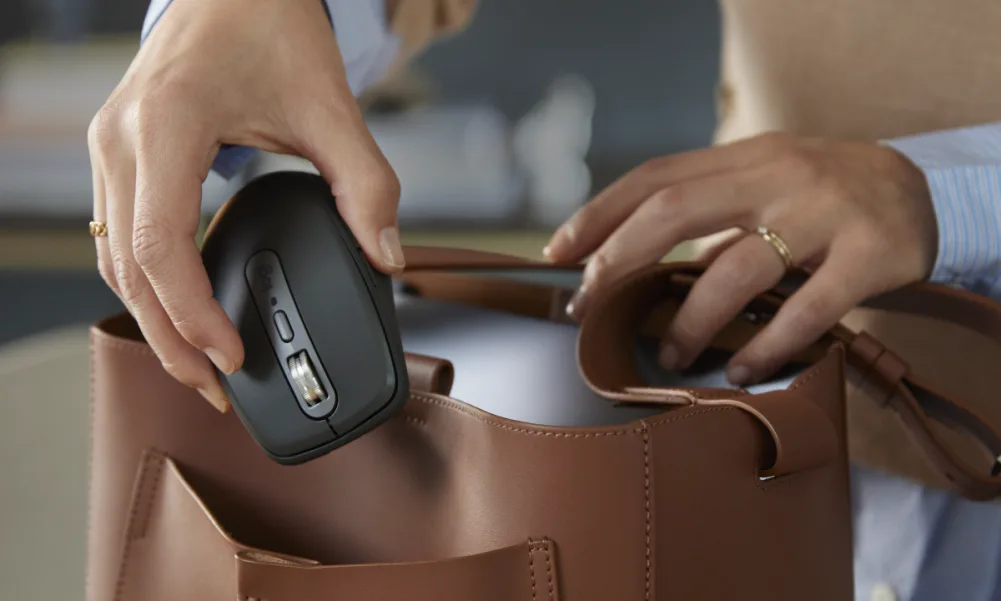 Çantasında MX mouse taşıyan kadın